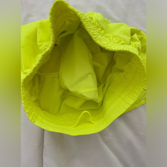 Lululemon Hotty Hot High-Rise Short 4"
Highlight Yellow neon 🌟 - Picture 9 of 12